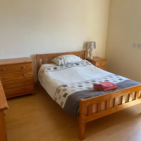 4 Bedroom House טראלי
